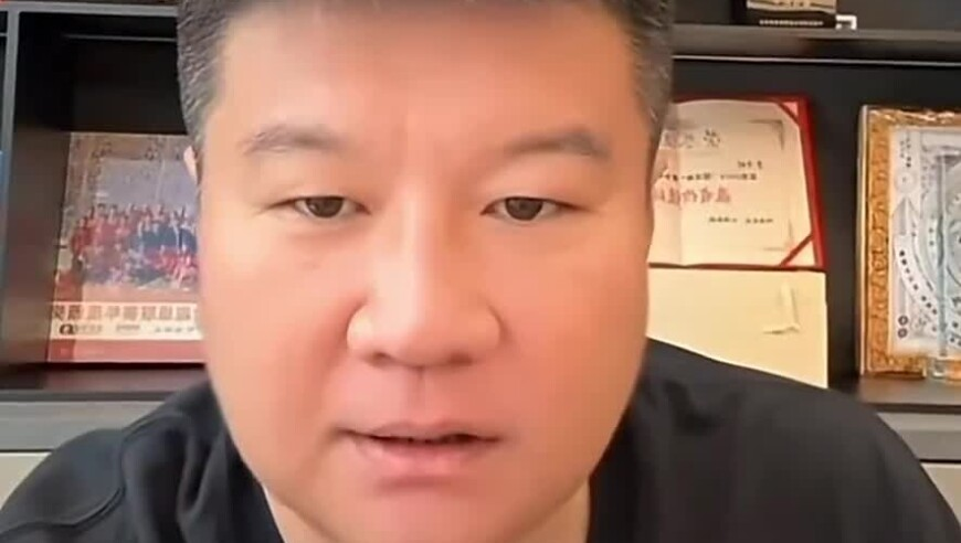 王楚钦憋笑给孙颖莎递手机,澳门2025六开彩资料大全,前瞻性战略落实探讨_极速版V5.32